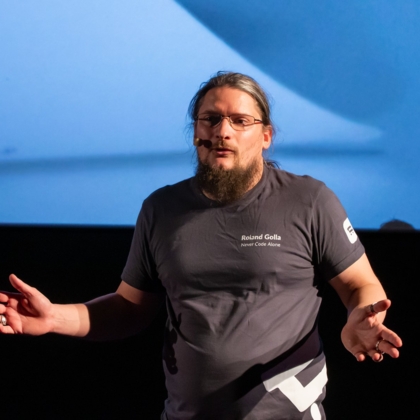 Roland Golla als Speaker im T-Shirt als PHP Consultant für Softwarequalität